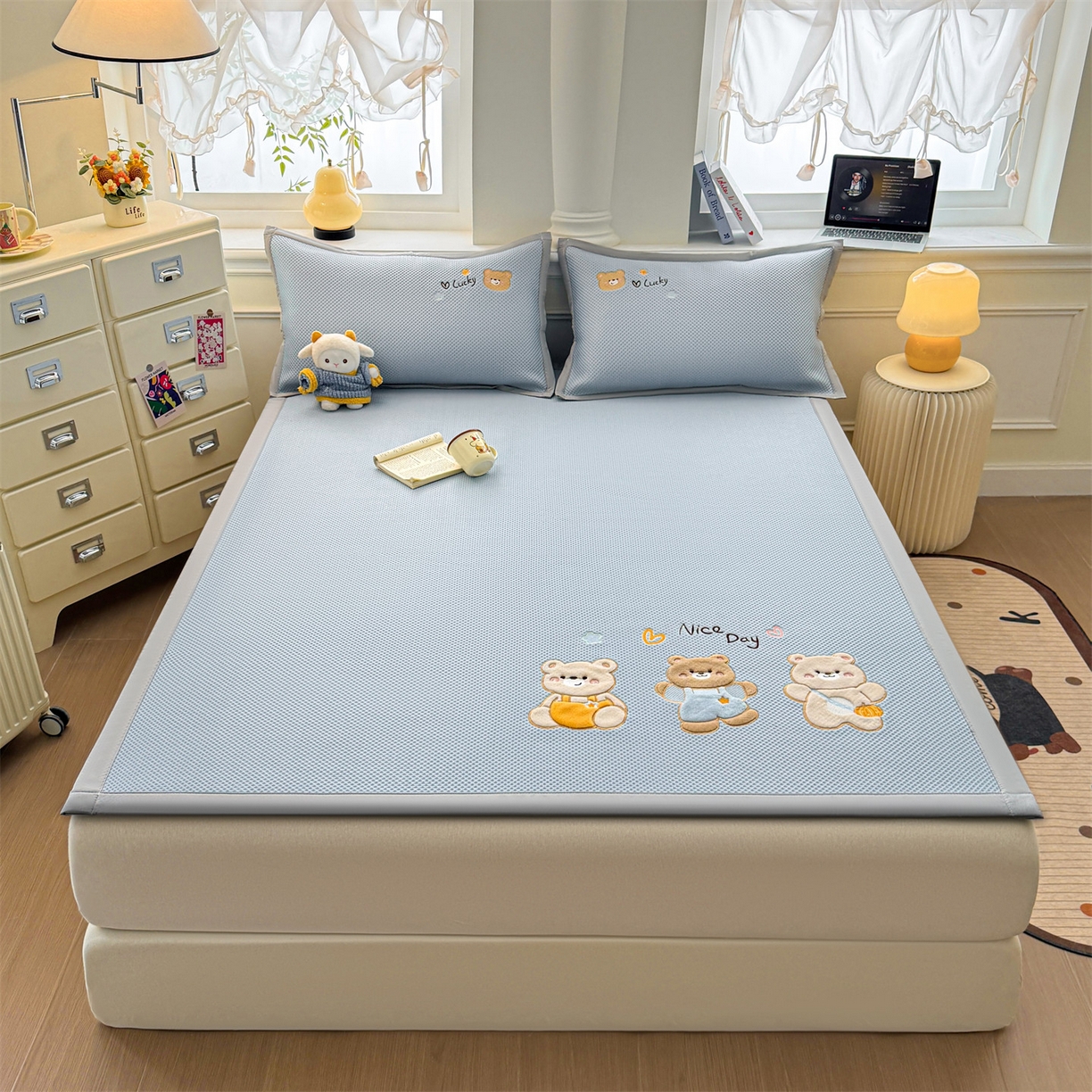 91家纺网 家纺一手货源 找家纺 布凡家居 2026新款高端A类PE高分子冰丝凉席卡通贴布凉席冰豆豆软凉席 天真小熊-兰