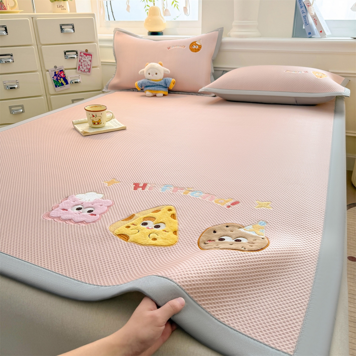 91家纺网 家纺一手货源 找家纺 布凡家居 2026新款高端A类PE高分子冰丝凉席卡通贴布凉席冰豆豆软凉席 甜点美食-粉