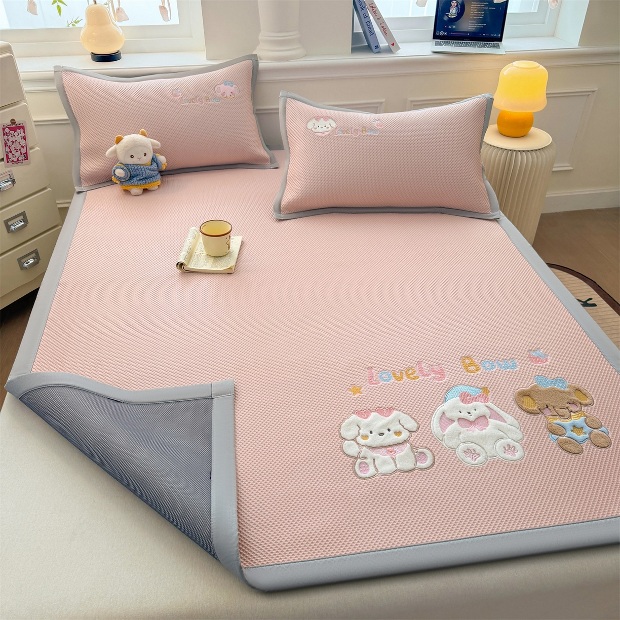 91家纺网 家纺一手货源 找家纺 布凡家居 2026新款高端A类PE高分子冰丝凉席卡通贴布凉席冰豆豆软凉席 宠物玩偶-粉