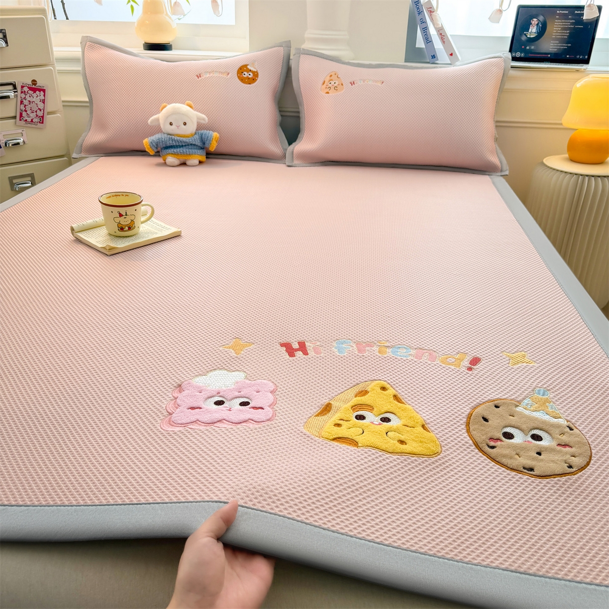 91家纺网 家纺一手货源 找家纺 布凡家居 2026新款高端A类PE高分子冰丝凉席卡通贴布凉席冰豆豆软凉席 甜点美食-粉