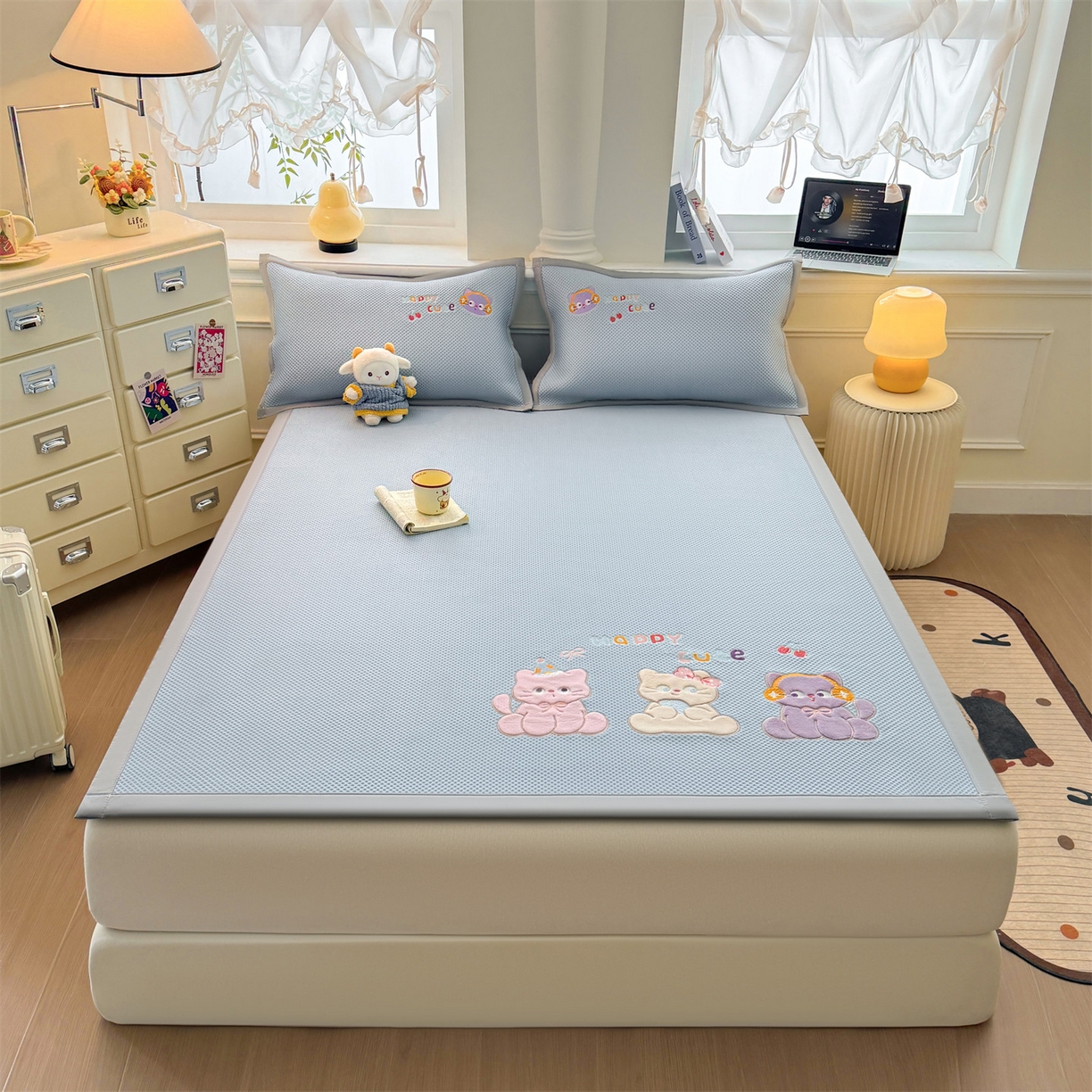 91家纺网 家纺一手货源 找家纺 布凡家居 2026新款高端A类PE高分子冰丝凉席卡通贴布凉席冰豆豆软凉席 小猫乐园-兰