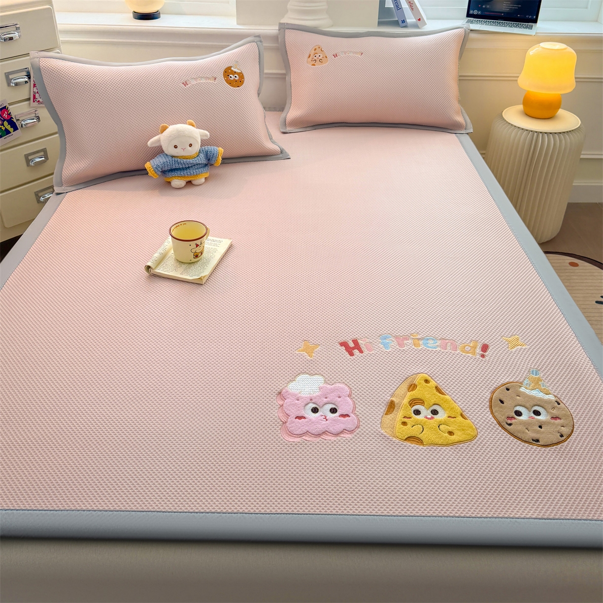 91家纺网 家纺一手货源 找家纺 布凡家居 2026新款高端A类PE高分子冰丝凉席卡通贴布凉席冰豆豆软凉席 甜点美食-粉