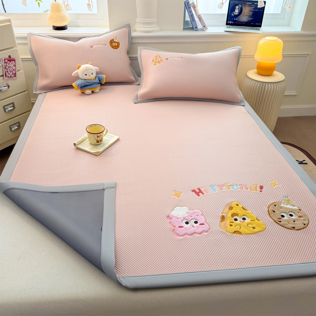 91家纺网 家纺一手货源 找家纺 布凡家居 2026新款高端A类PE高分子冰丝凉席卡通贴布凉席冰豆豆软凉席 甜点美食-粉