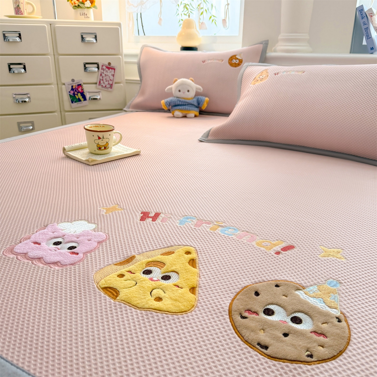 91家纺网 家纺一手货源 找家纺 布凡家居 2026新款高端A类PE高分子冰丝凉席卡通贴布凉席冰豆豆软凉席 甜点美食-粉