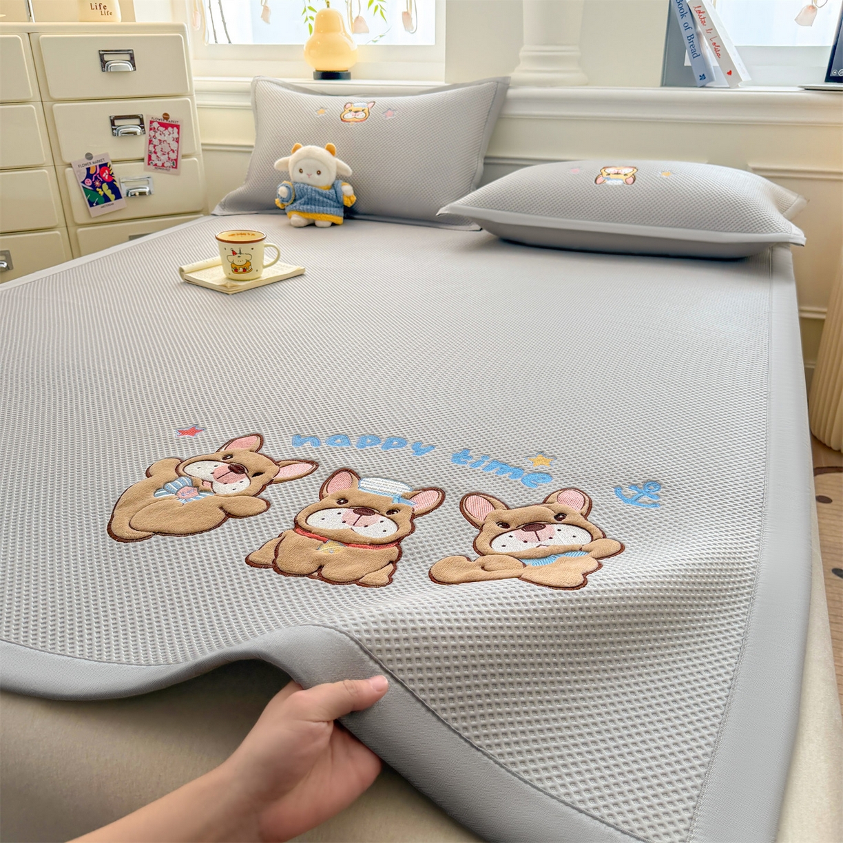 91家纺网 家纺一手货源 找家纺 布凡家居 2026新款高端A类PE高分子冰丝凉席卡通贴布凉席冰豆豆软凉席 旺旺伙伴-灰