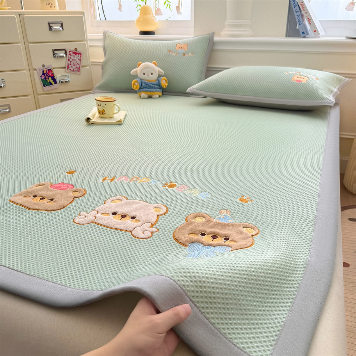 91家纺网 家纺一手货源 找家纺 布凡家居 2026新款高端A类PE高分子冰丝凉席卡通贴布凉席冰豆豆软凉席 熊熊世界-青