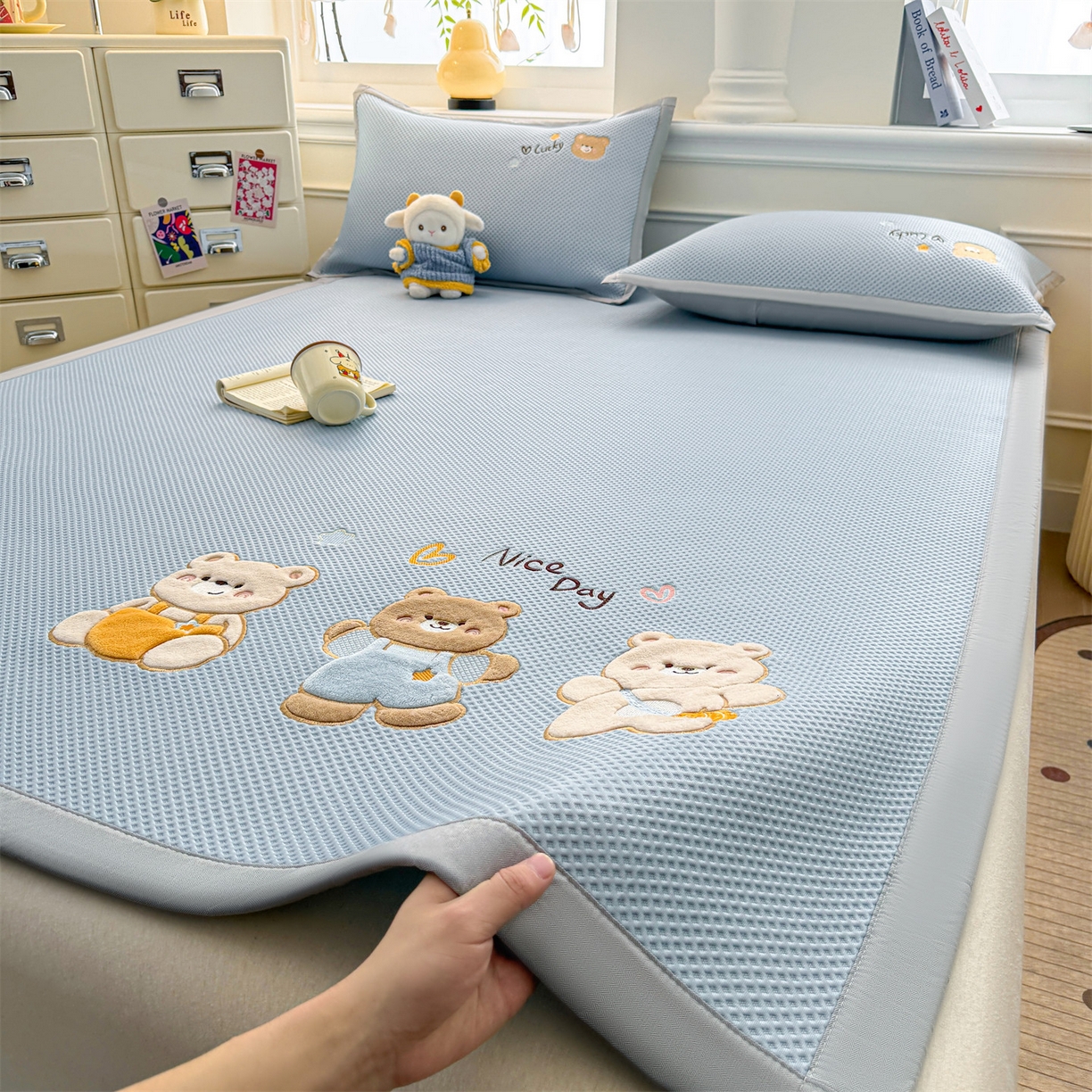 91家纺网 家纺一手货源 找家纺 布凡家居 2026新款高端A类PE高分子冰丝凉席卡通贴布凉席冰豆豆软凉席 天真小熊-兰