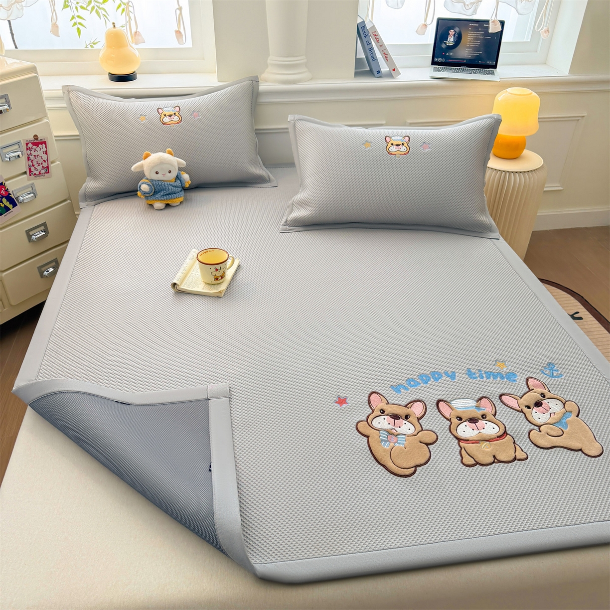 91家纺网 家纺一手货源 找家纺 布凡家居 2026新款高端A类PE高分子冰丝凉席卡通贴布凉席冰豆豆软凉席 旺旺伙伴-灰