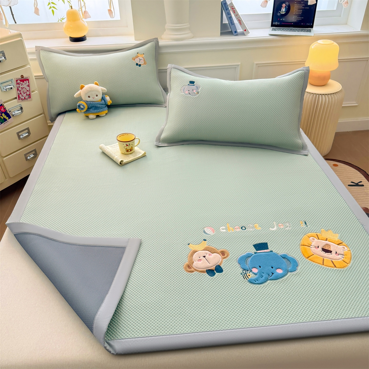 91家纺网 家纺一手货源 找家纺 布凡家居 2026新款高端A类PE高分子冰丝凉席卡通贴布凉席冰豆豆软凉席 动物园-青