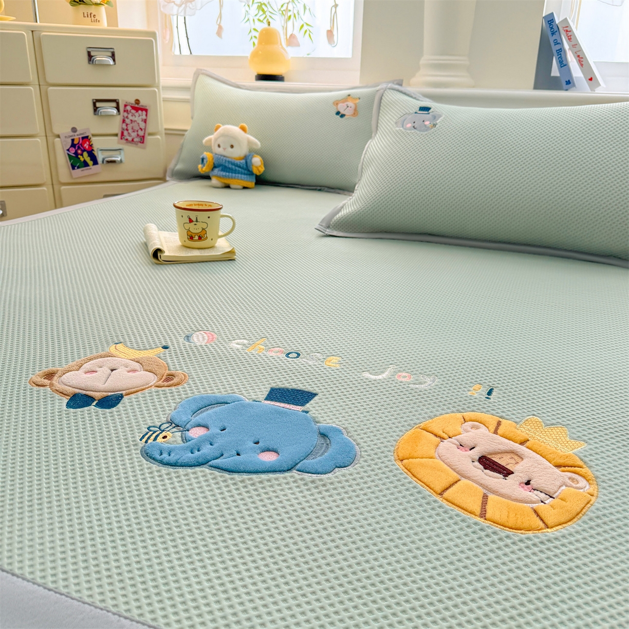 91家纺网 家纺一手货源 找家纺 布凡家居 2026新款高端A类PE高分子冰丝凉席卡通贴布凉席冰豆豆软凉席 动物园-青