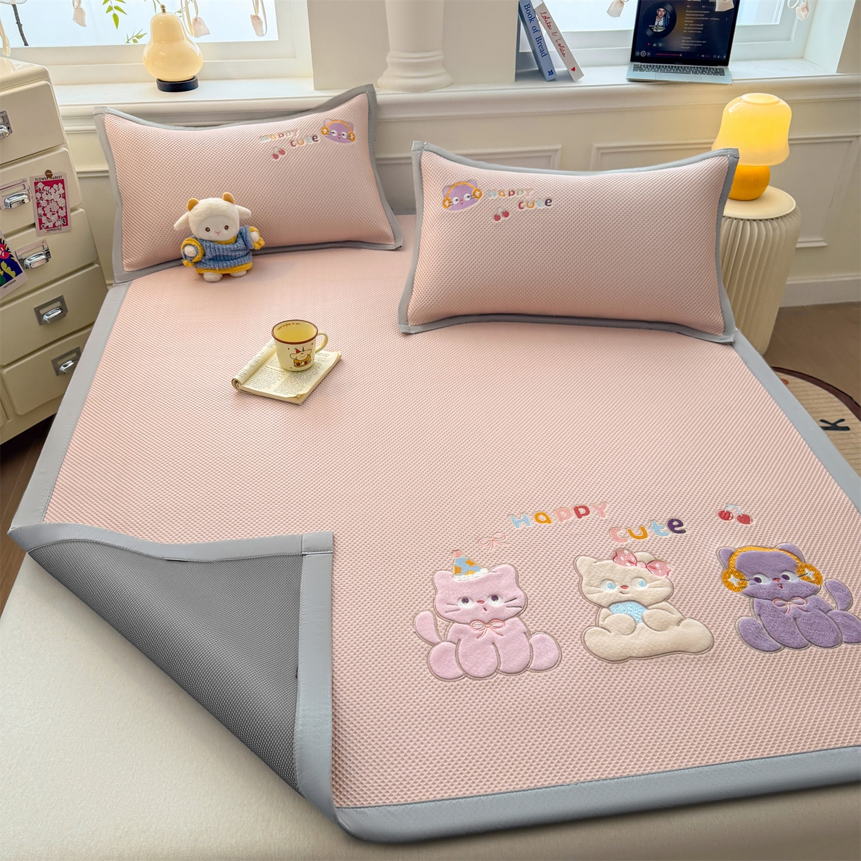 91家纺网 家纺一手货源 找家纺 布凡家居 2026新款高端A类PE高分子冰丝凉席卡通贴布凉席冰豆豆软凉席 小猫乐园-粉