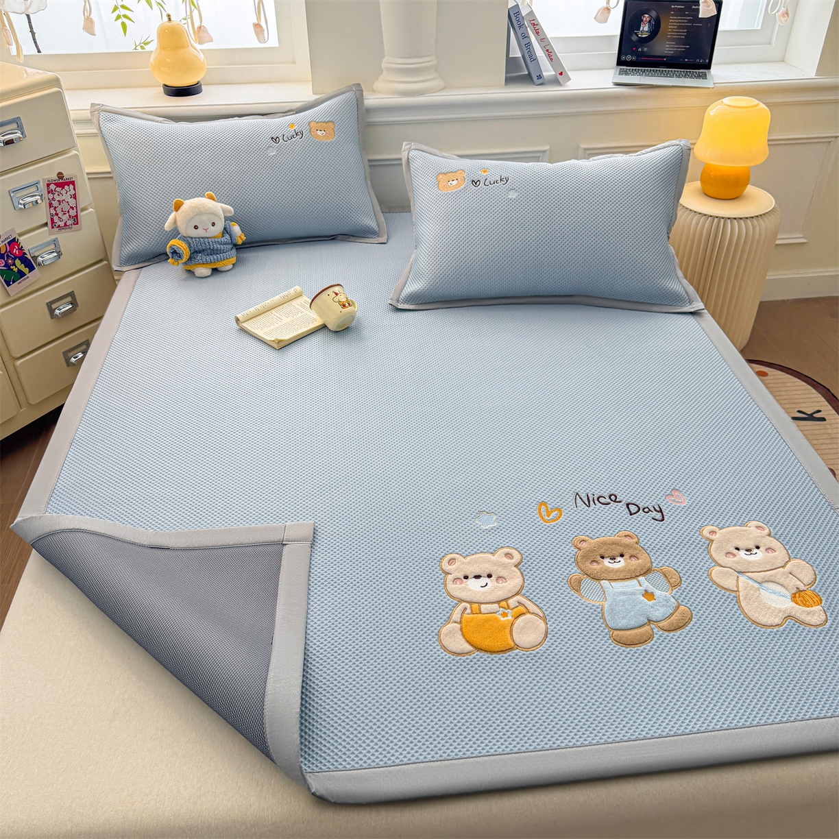 91家纺网 家纺一手货源 找家纺 布凡家居 2026新款高端A类PE高分子冰丝凉席卡通贴布凉席冰豆豆软凉席 天真小熊-兰