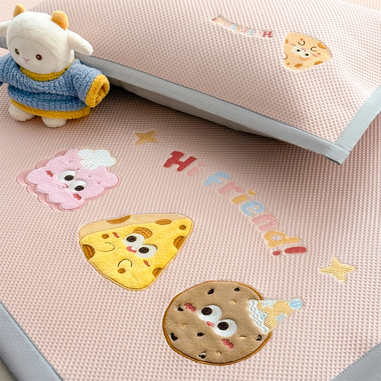 91家纺网 家纺一手货源 找家纺 布凡家居 2026新款高端A类PE高分子冰丝凉席卡通贴布凉席冰豆豆软凉席 甜点美食-粉