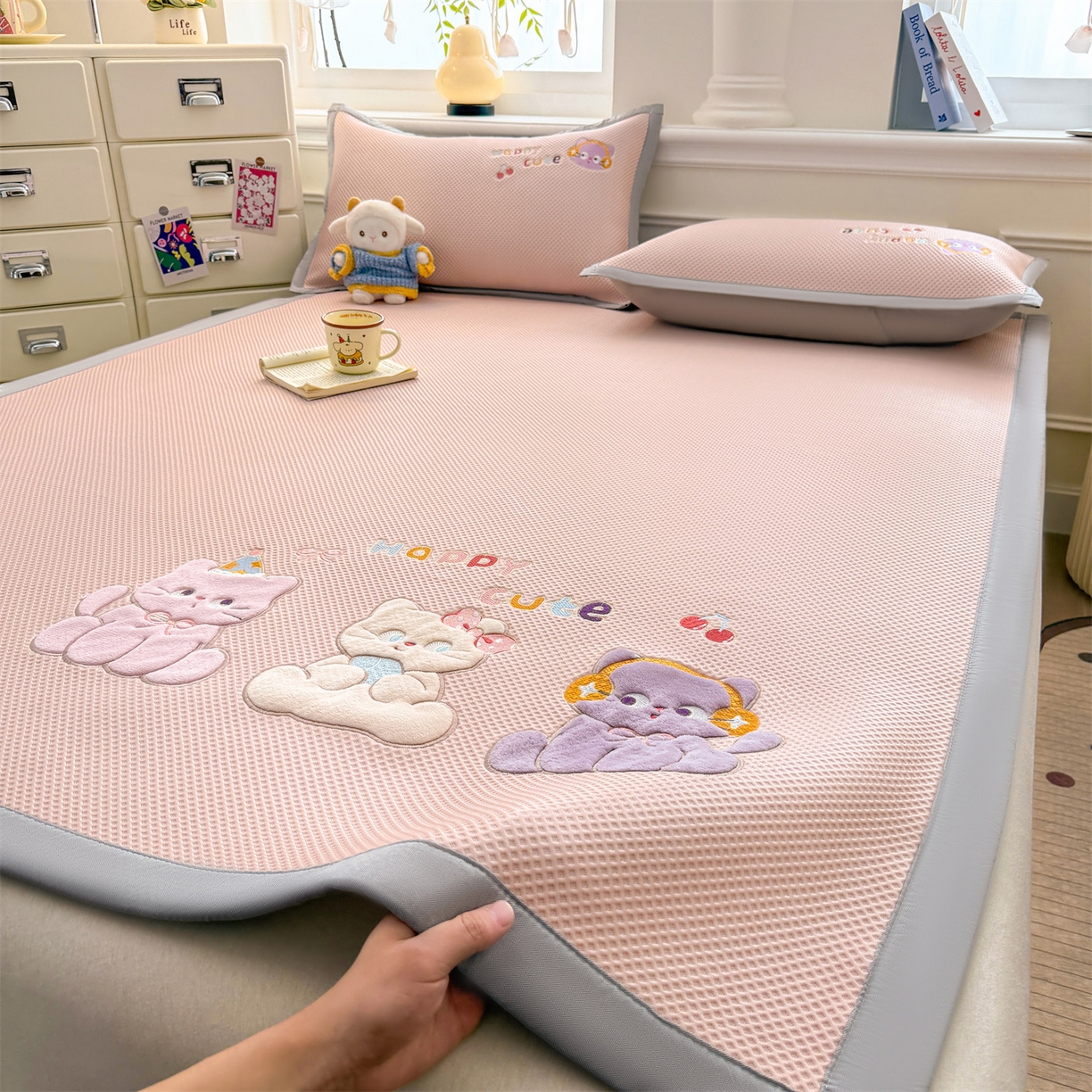 91家纺网 家纺一手货源 找家纺 布凡家居 2026新款高端A类PE高分子冰丝凉席卡通贴布凉席冰豆豆软凉席 小猫乐园-粉