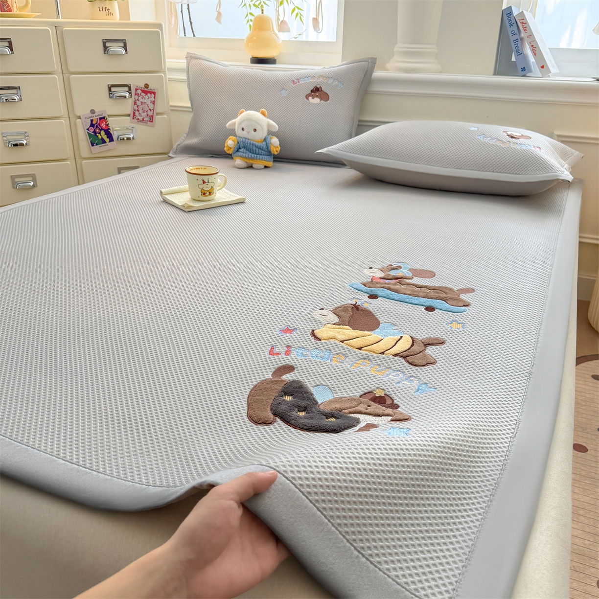 91家纺网 家纺一手货源 找家纺 布凡家居 2026新款高端A类PE高分子冰丝凉席卡通贴布凉席冰豆豆软凉席 探险小狗-灰