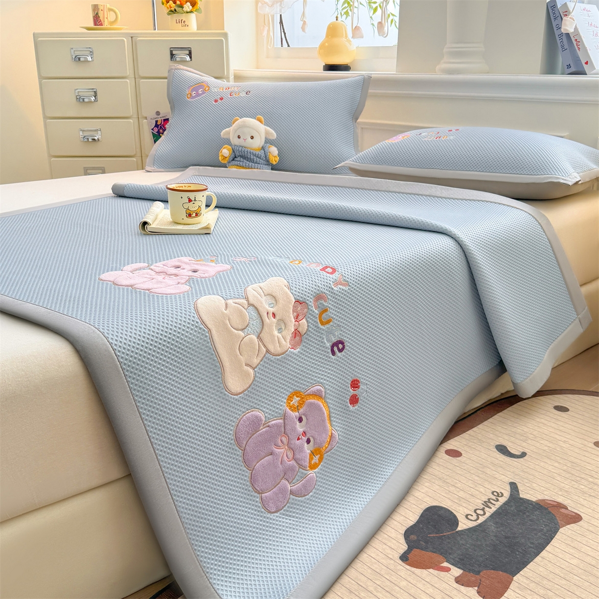 91家纺网 家纺一手货源 找家纺 布凡家居 2026新款高端A类PE高分子冰丝凉席卡通贴布凉席冰豆豆软凉席 小猫乐园-兰