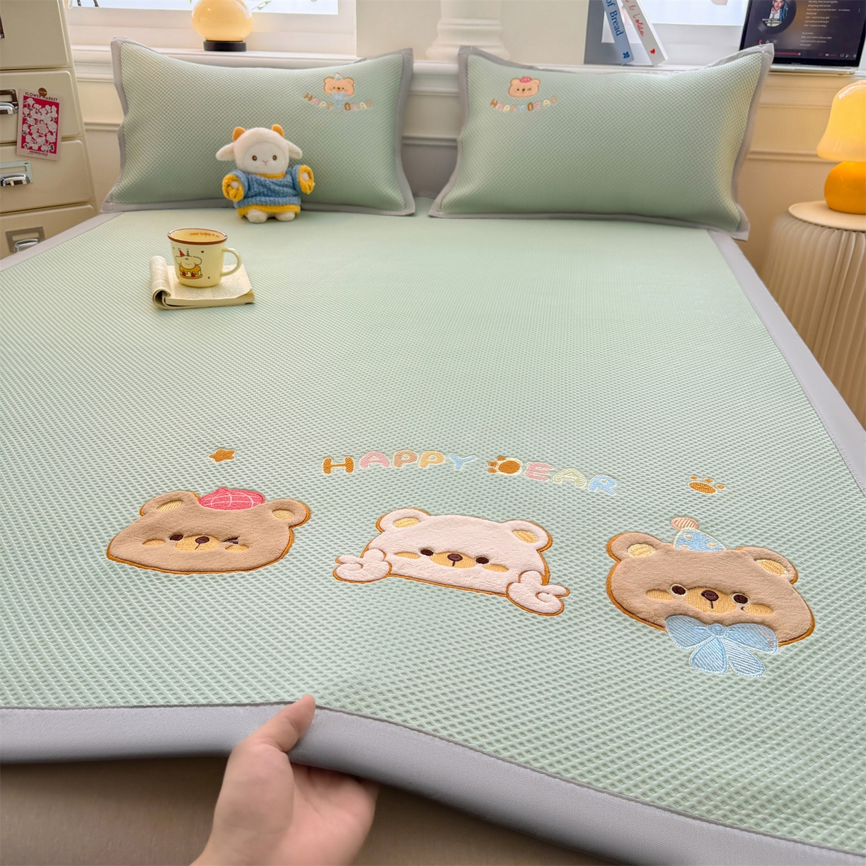 91家纺网 家纺一手货源 找家纺 布凡家居 2026新款高端A类PE高分子冰丝凉席卡通贴布凉席冰豆豆软凉席 熊熊世界-青