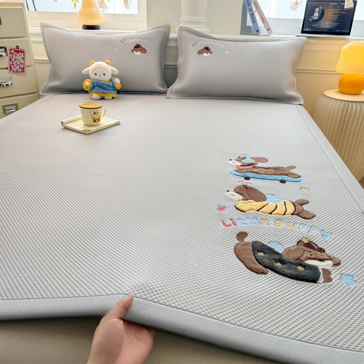 91家纺网 家纺一手货源 找家纺 布凡家居 2026新款高端A类PE高分子冰丝凉席卡通贴布凉席冰豆豆软凉席 探险小狗-灰