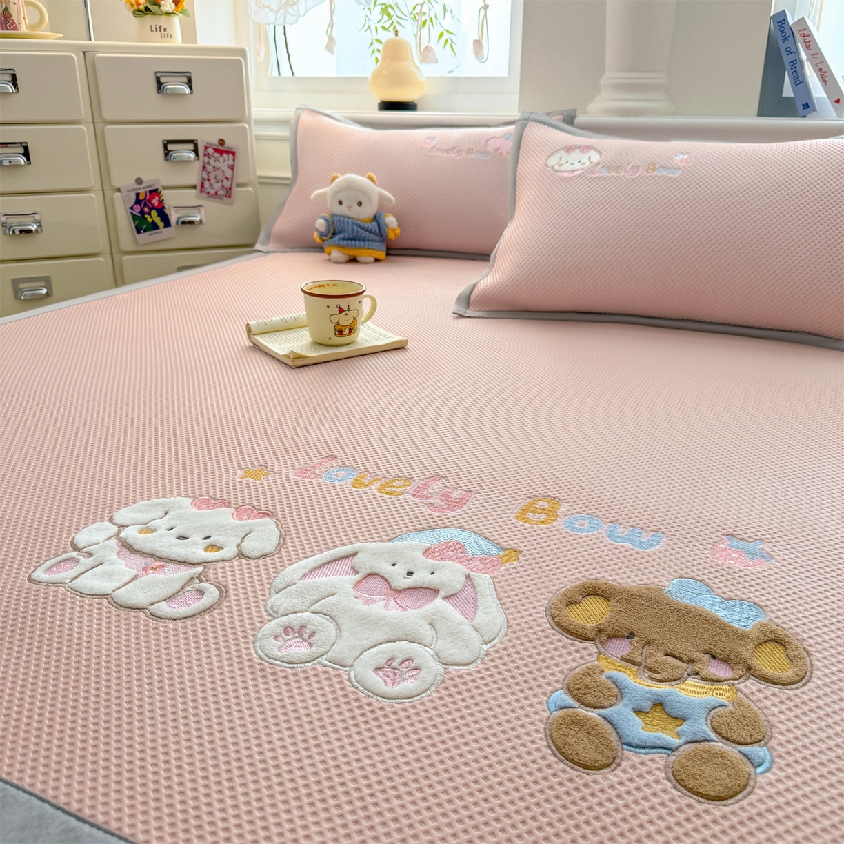 91家纺网 家纺一手货源 找家纺 布凡家居 2026新款高端A类PE高分子冰丝凉席卡通贴布凉席冰豆豆软凉席 宠物玩偶-粉