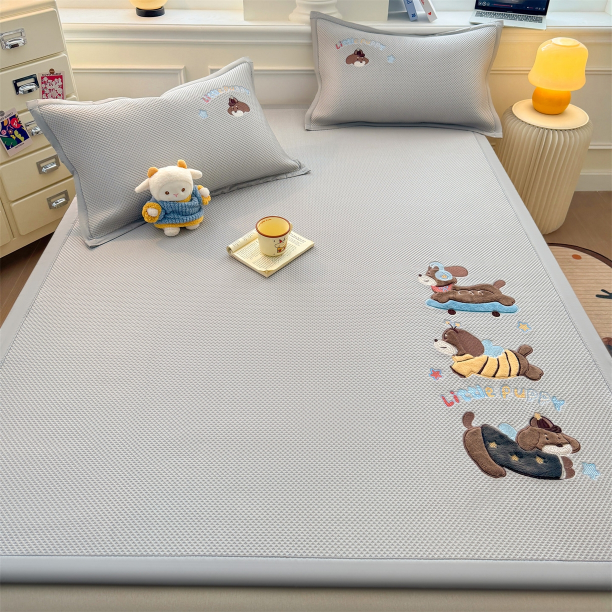 91家纺网 家纺一手货源 找家纺 布凡家居 2026新款高端A类PE高分子冰丝凉席卡通贴布凉席冰豆豆软凉席 探险小狗-灰