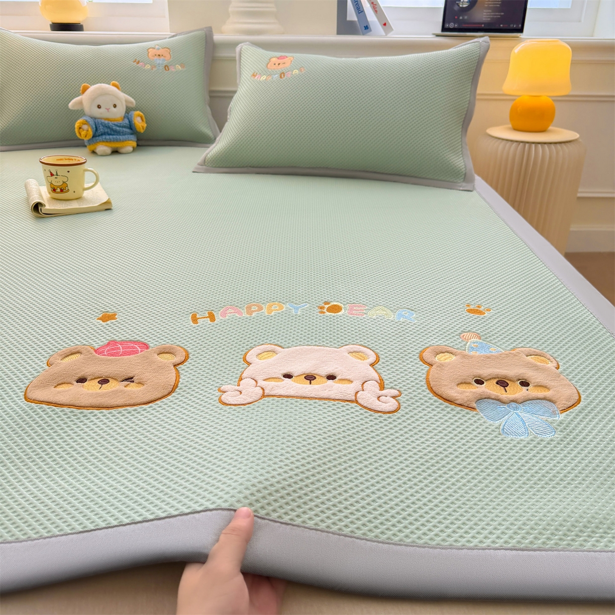 91家纺网 家纺一手货源 找家纺 布凡家居 2026新款高端A类PE高分子冰丝凉席卡通贴布凉席冰豆豆软凉席 熊熊世界-青