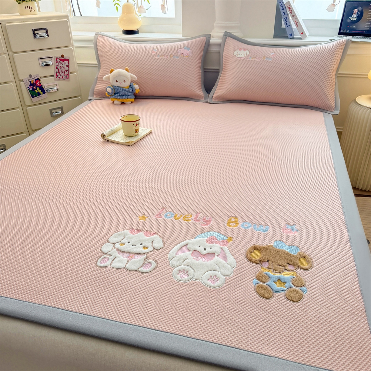 91家纺网 家纺一手货源 找家纺 布凡家居 2026新款高端A类PE高分子冰丝凉席卡通贴布凉席冰豆豆软凉席 宠物玩偶-粉