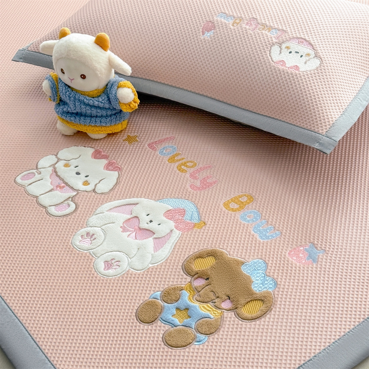 91家纺网 家纺一手货源 找家纺 布凡家居 2026新款高端A类PE高分子冰丝凉席卡通贴布凉席冰豆豆软凉席 宠物玩偶-粉