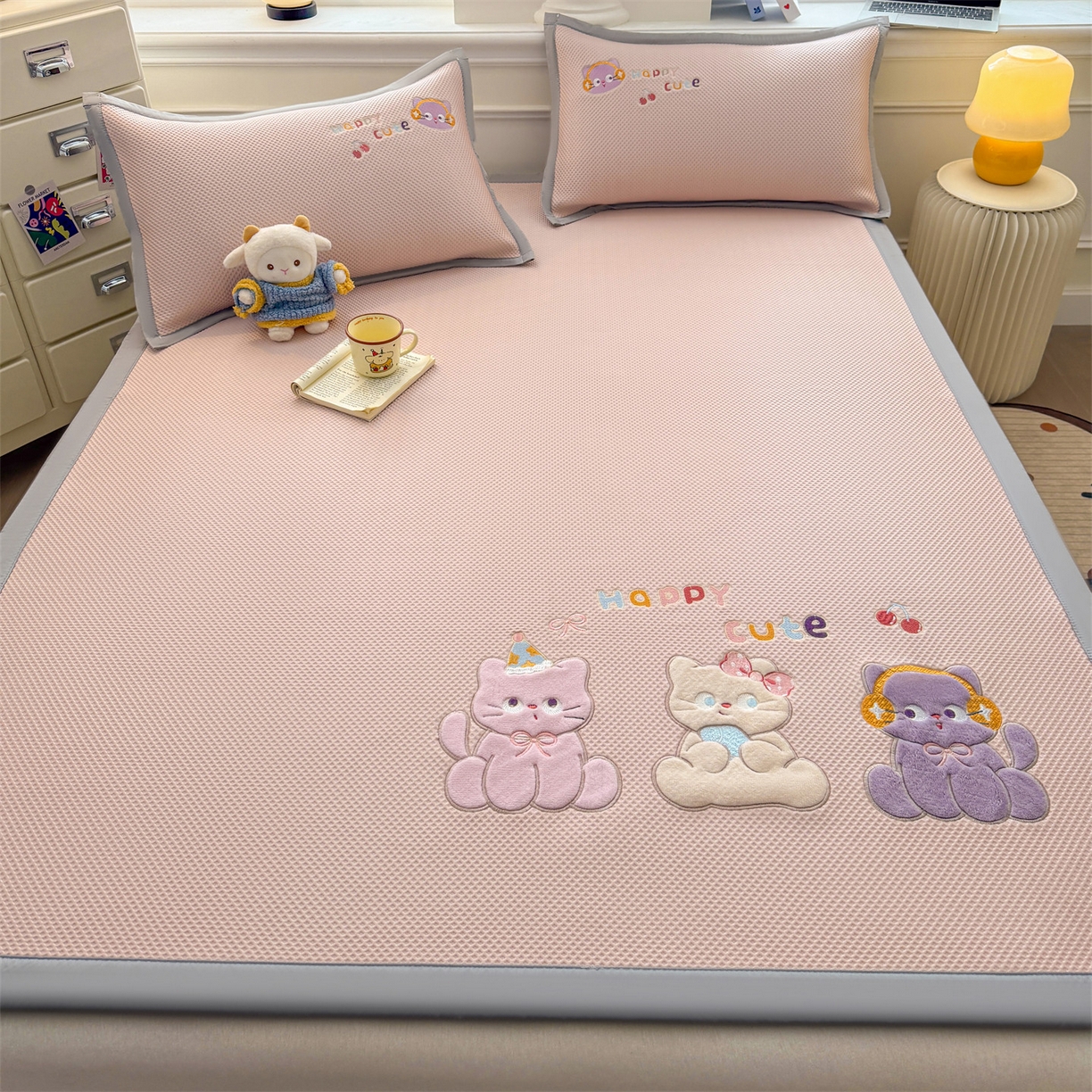 91家纺网 家纺一手货源 找家纺 布凡家居 2026新款高端A类PE高分子冰丝凉席卡通贴布凉席冰豆豆软凉席 小猫乐园-粉