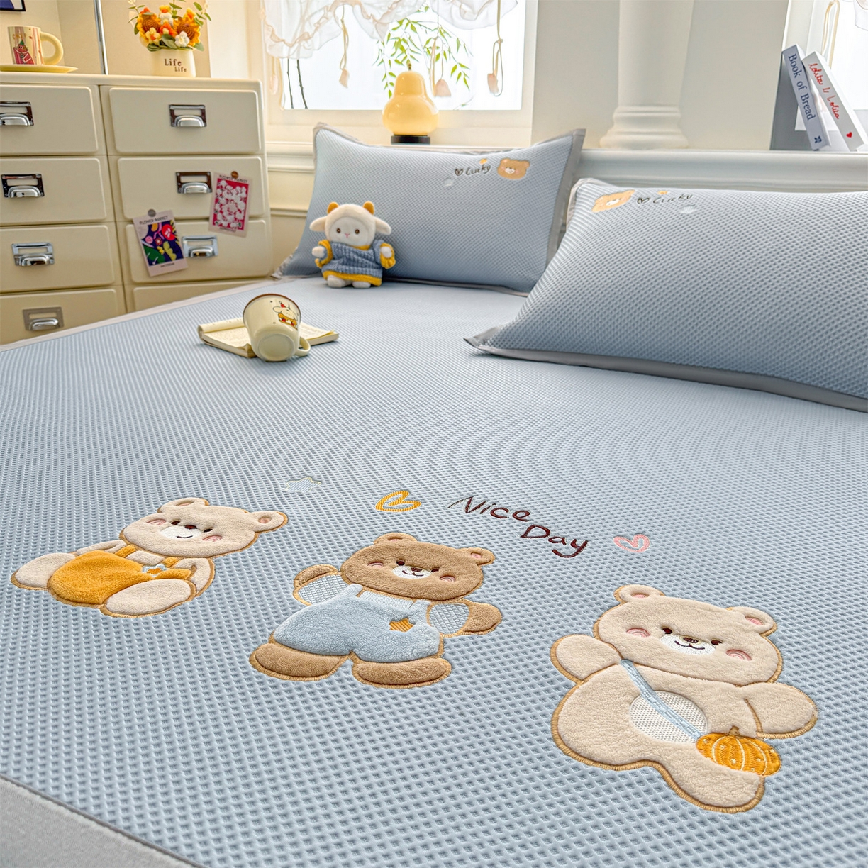 91家纺网 家纺一手货源 找家纺 布凡家居 2026新款高端A类PE高分子冰丝凉席卡通贴布凉席冰豆豆软凉席 天真小熊-兰