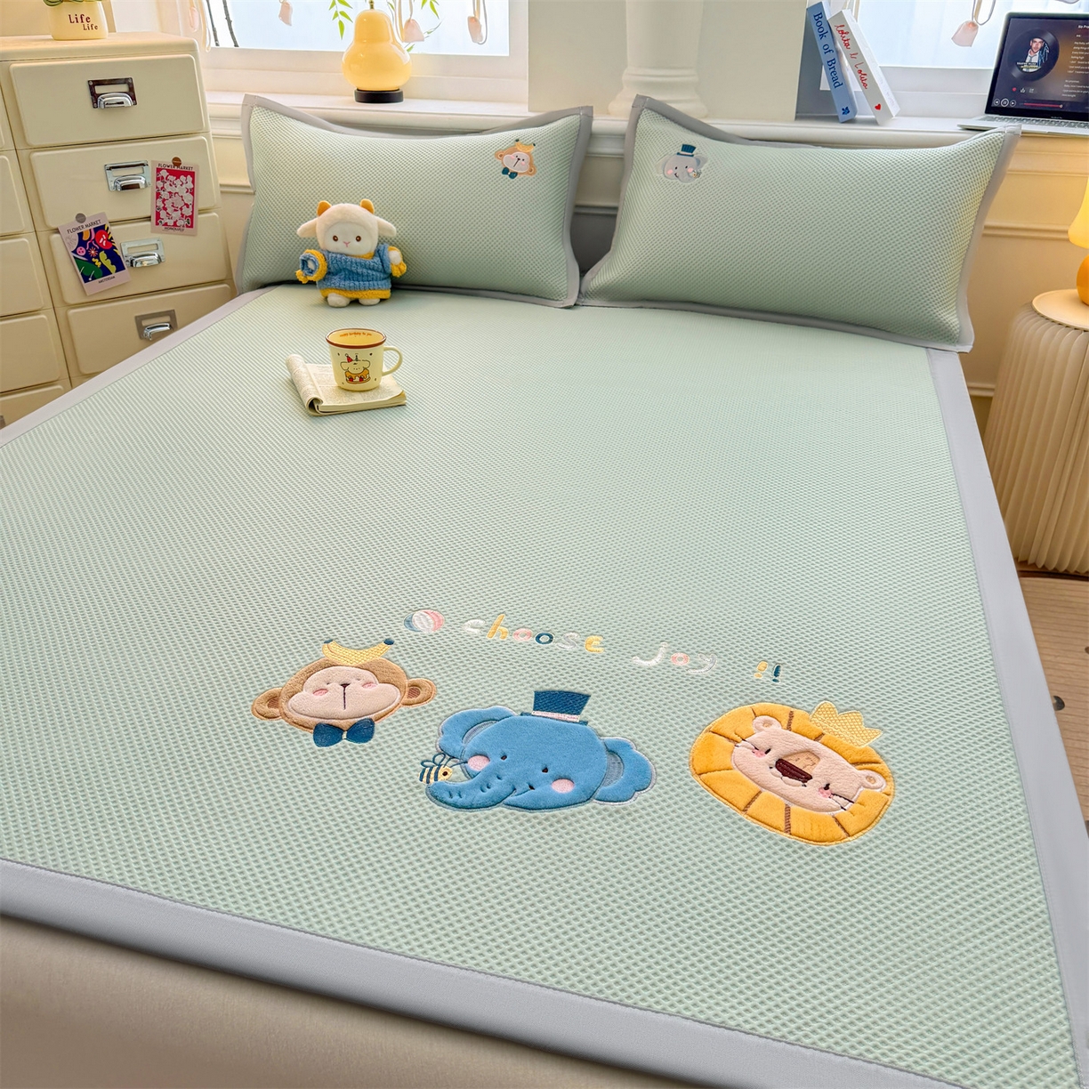 91家纺网 家纺一手货源 找家纺 布凡家居 2026新款高端A类PE高分子冰丝凉席卡通贴布凉席冰豆豆软凉席 动物园-青