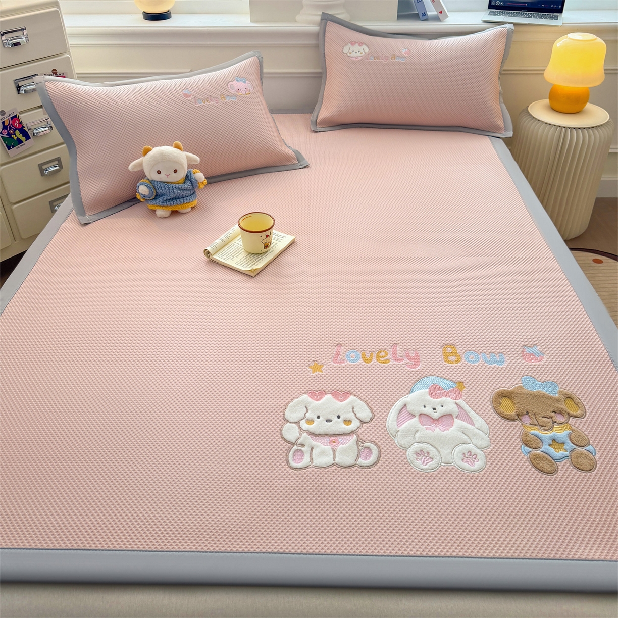 91家纺网 家纺一手货源 找家纺 布凡家居 2026新款高端A类PE高分子冰丝凉席卡通贴布凉席冰豆豆软凉席 宠物玩偶-粉