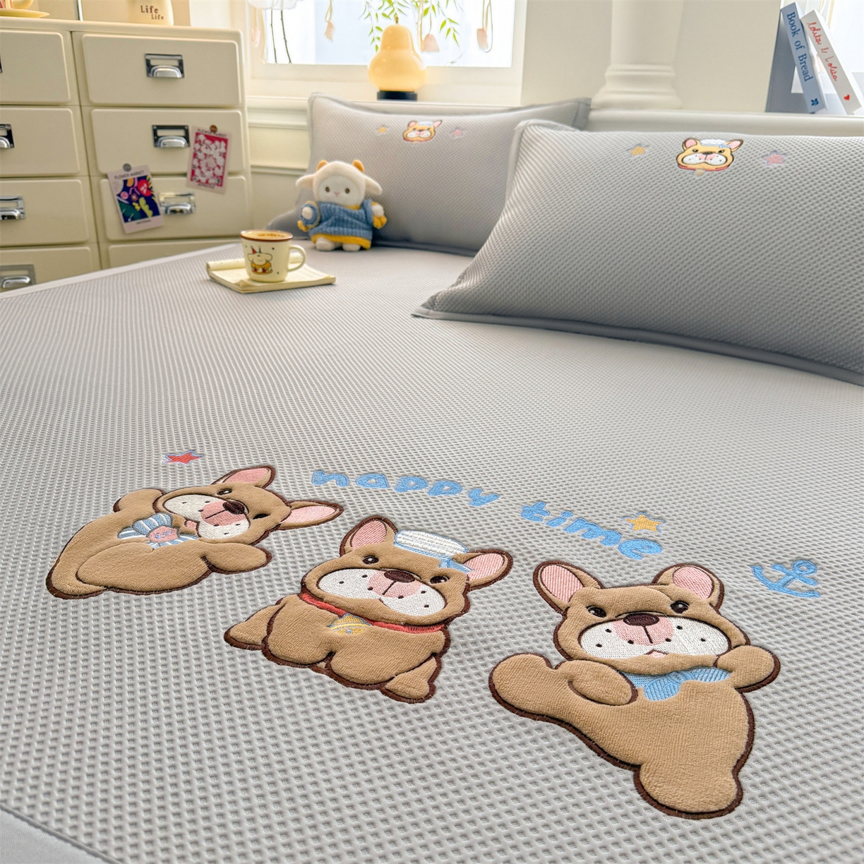 91家纺网 家纺一手货源 找家纺 布凡家居 2026新款高端A类PE高分子冰丝凉席卡通贴布凉席冰豆豆软凉席 旺旺伙伴-灰