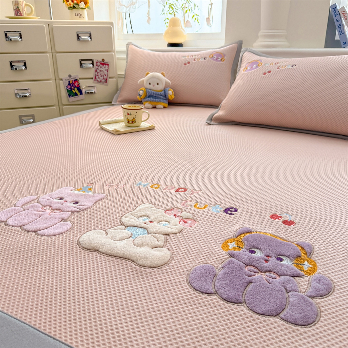 91家纺网 家纺一手货源 找家纺 布凡家居 2026新款高端A类PE高分子冰丝凉席卡通贴布凉席冰豆豆软凉席 小猫乐园-粉