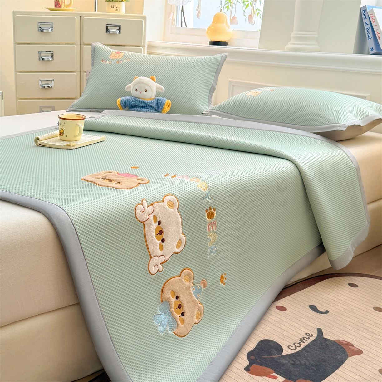 91家纺网 家纺一手货源 找家纺 布凡家居 2026新款高端A类PE高分子冰丝凉席卡通贴布凉席冰豆豆软凉席 熊熊世界-青