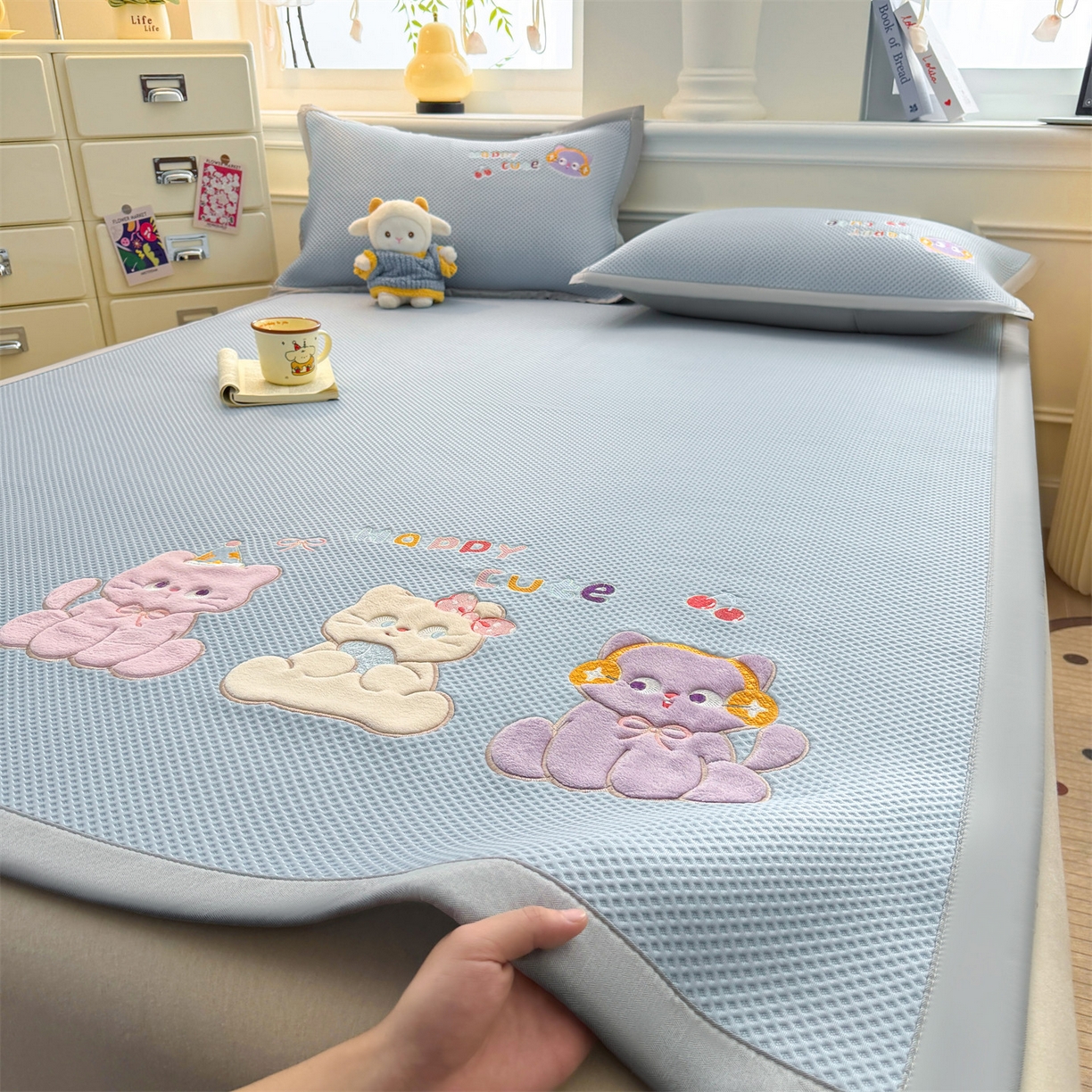 91家纺网 家纺一手货源 找家纺 布凡家居 2026新款高端A类PE高分子冰丝凉席卡通贴布凉席冰豆豆软凉席 小猫乐园-兰