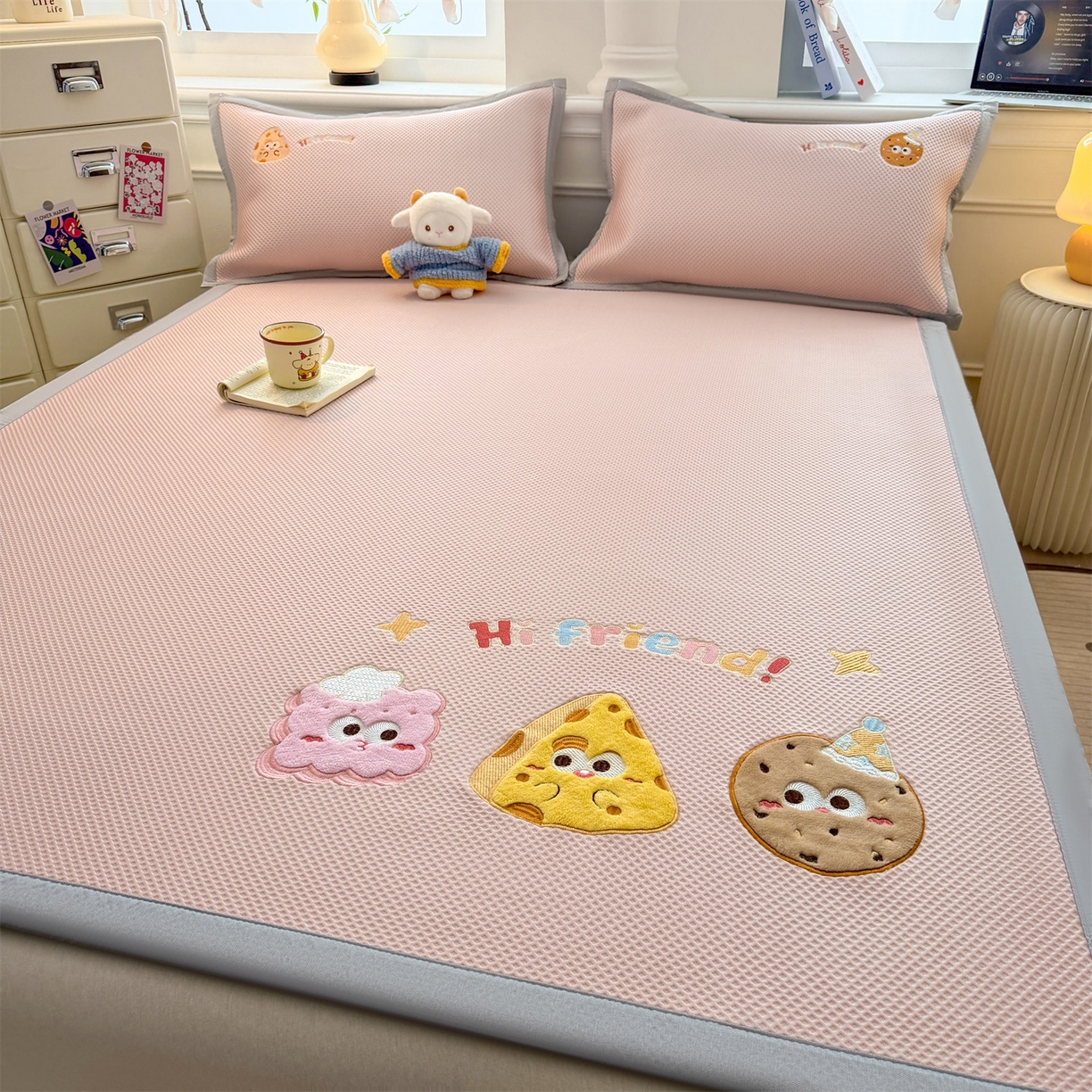 91家纺网 家纺一手货源 找家纺 布凡家居 2026新款高端A类PE高分子冰丝凉席卡通贴布凉席冰豆豆软凉席 甜点美食-粉