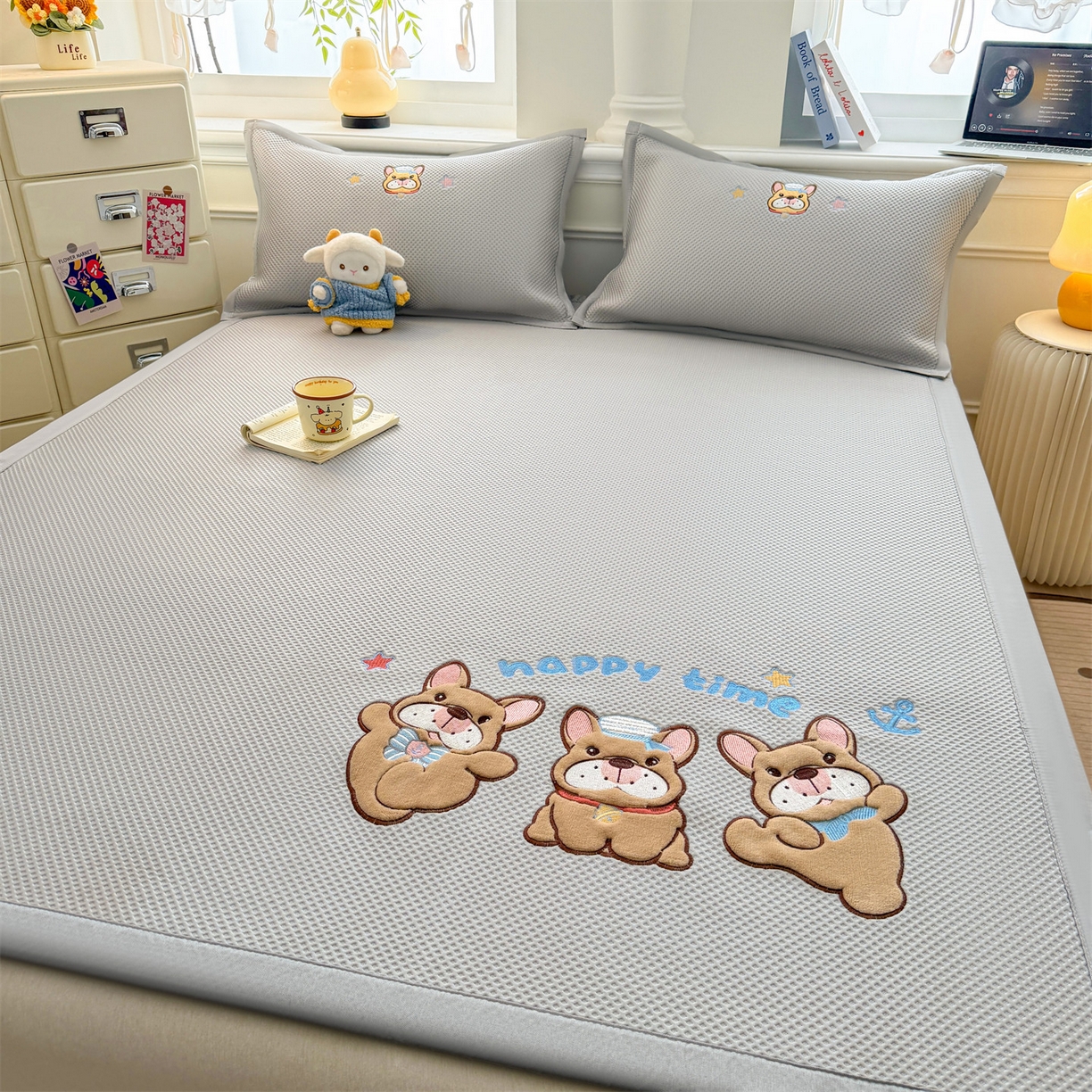 91家纺网 家纺一手货源 找家纺 布凡家居 2026新款高端A类PE高分子冰丝凉席卡通贴布凉席冰豆豆软凉席 旺旺伙伴-灰