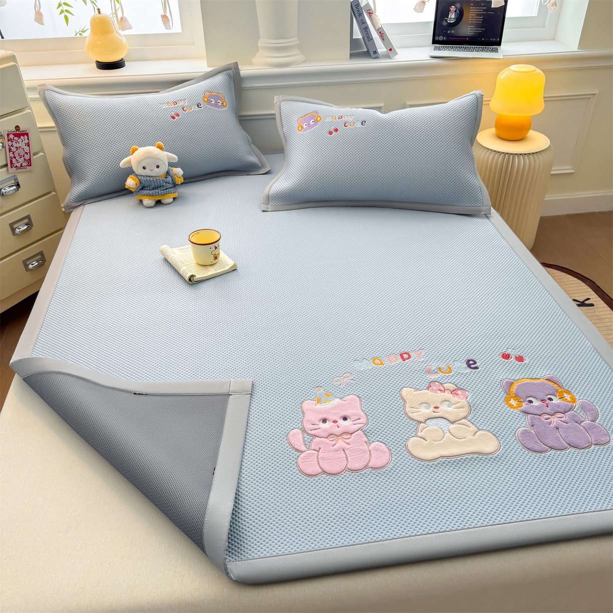 91家纺网 家纺一手货源 找家纺 布凡家居 2026新款高端A类PE高分子冰丝凉席卡通贴布凉席冰豆豆软凉席 小猫乐园-兰