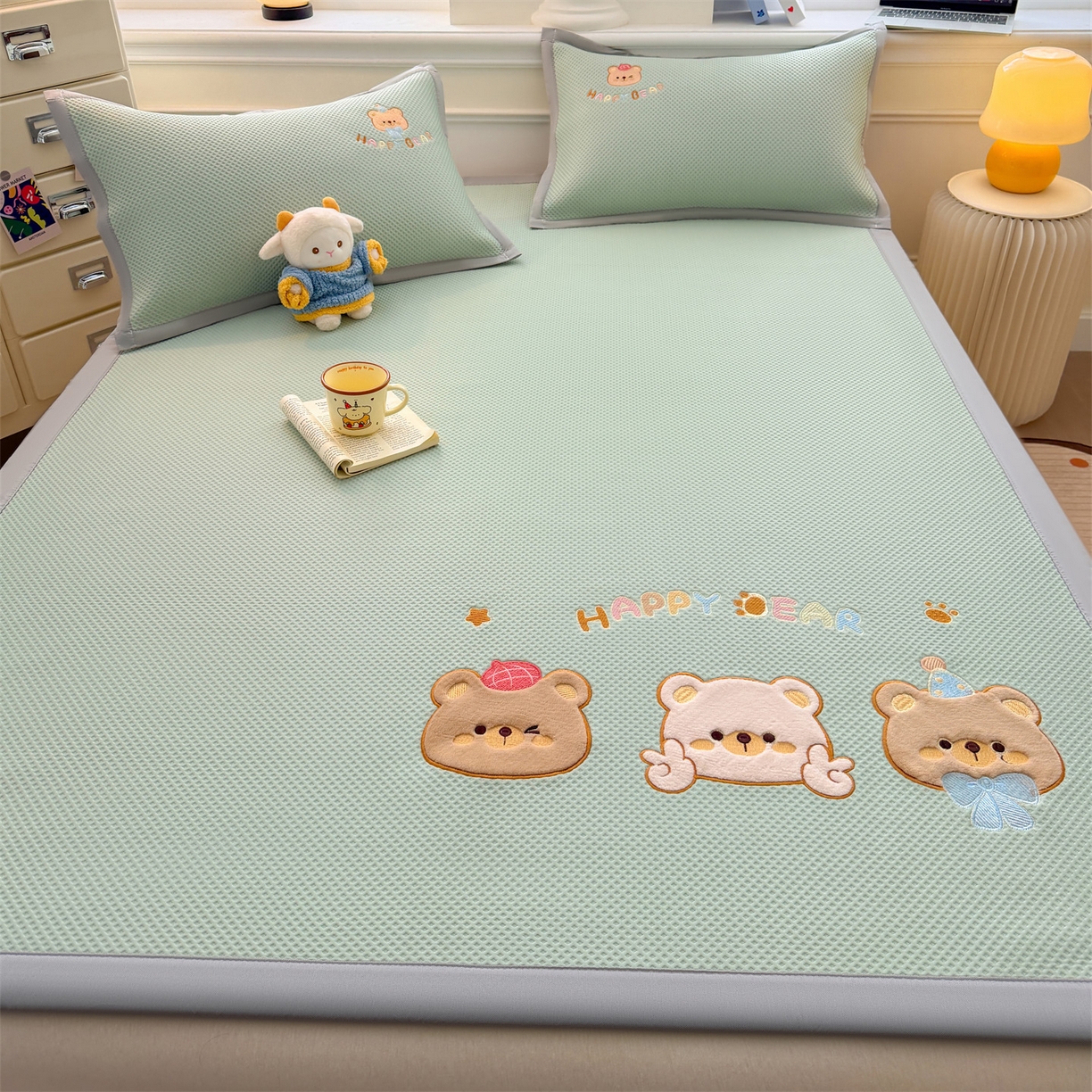 91家纺网 家纺一手货源 找家纺 布凡家居 2026新款高端A类PE高分子冰丝凉席卡通贴布凉席冰豆豆软凉席 熊熊世界-青