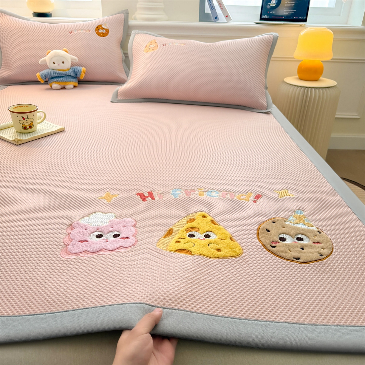 91家纺网 家纺一手货源 找家纺 布凡家居 2026新款高端A类PE高分子冰丝凉席卡通贴布凉席冰豆豆软凉席 甜点美食-粉