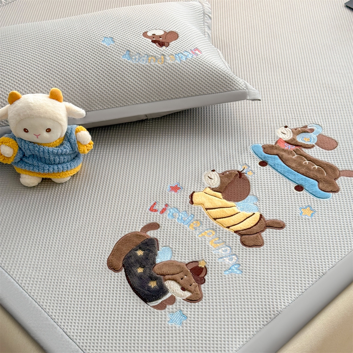 91家纺网 家纺一手货源 找家纺 布凡家居 2026新款高端A类PE高分子冰丝凉席卡通贴布凉席冰豆豆软凉席 探险小狗-灰