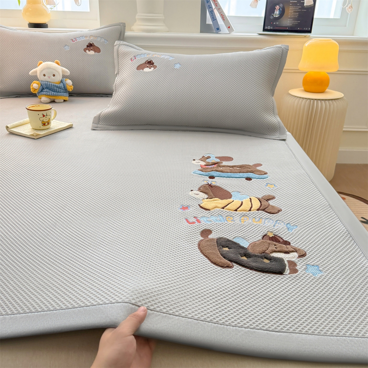 91家纺网 家纺一手货源 找家纺 布凡家居 2026新款高端A类PE高分子冰丝凉席卡通贴布凉席冰豆豆软凉席 探险小狗-灰