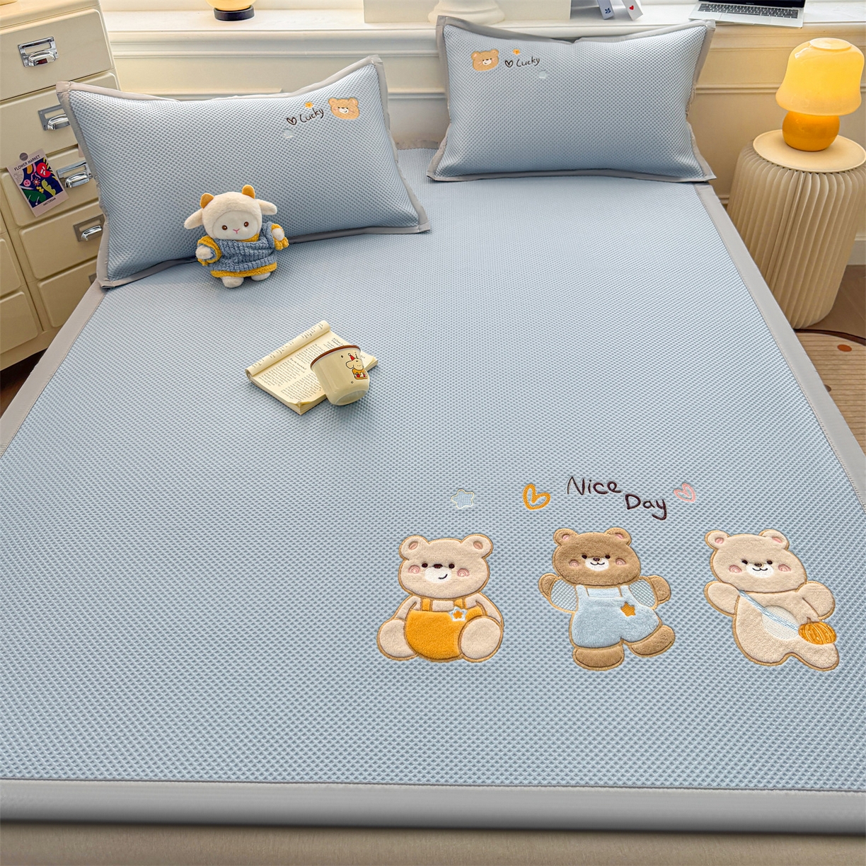 91家纺网 家纺一手货源 找家纺 布凡家居 2026新款高端A类PE高分子冰丝凉席卡通贴布凉席冰豆豆软凉席 天真小熊-兰