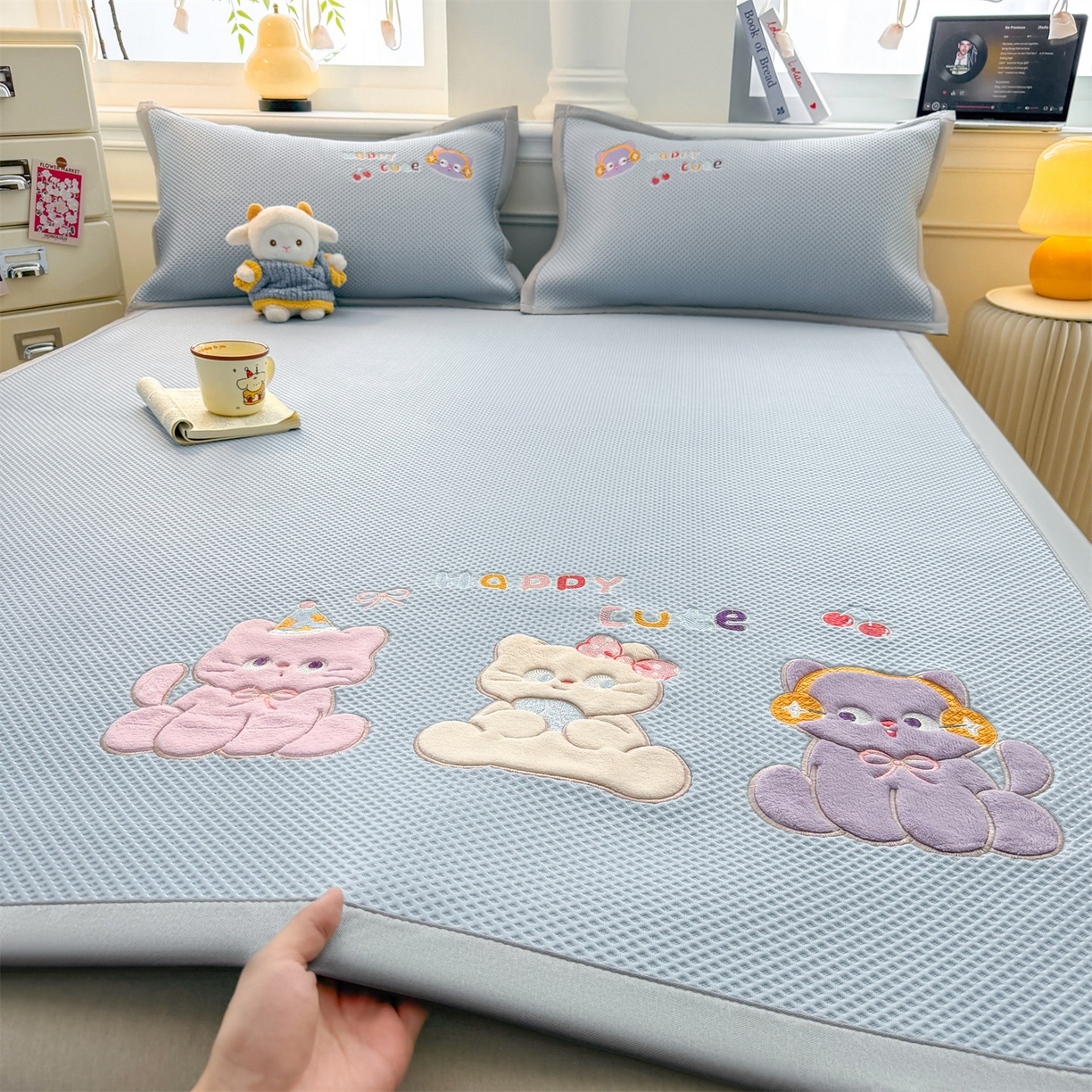 91家纺网 家纺一手货源 找家纺 布凡家居 2026新款高端A类PE高分子冰丝凉席卡通贴布凉席冰豆豆软凉席 小猫乐园-兰