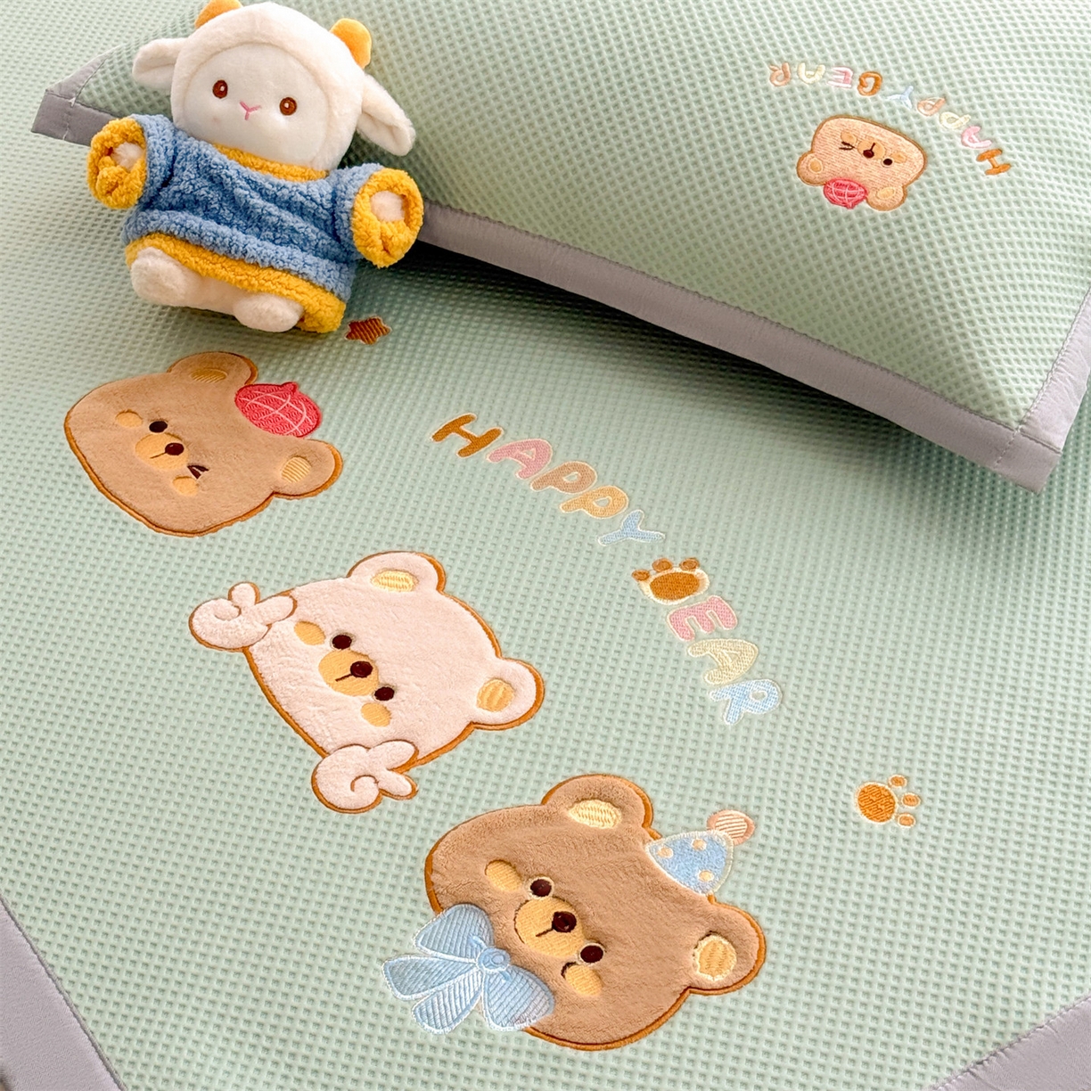 91家纺网 家纺一手货源 找家纺 布凡家居 2026新款高端A类PE高分子冰丝凉席卡通贴布凉席冰豆豆软凉席 熊熊世界-青