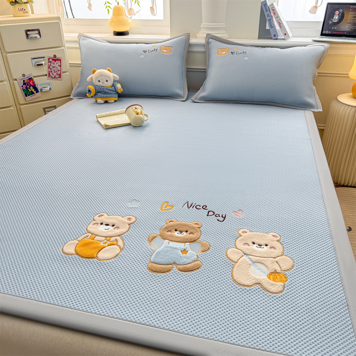 91家纺网 家纺一手货源 找家纺 布凡家居 2026新款高端A类PE高分子冰丝凉席卡通贴布凉席冰豆豆软凉席 天真小熊-兰