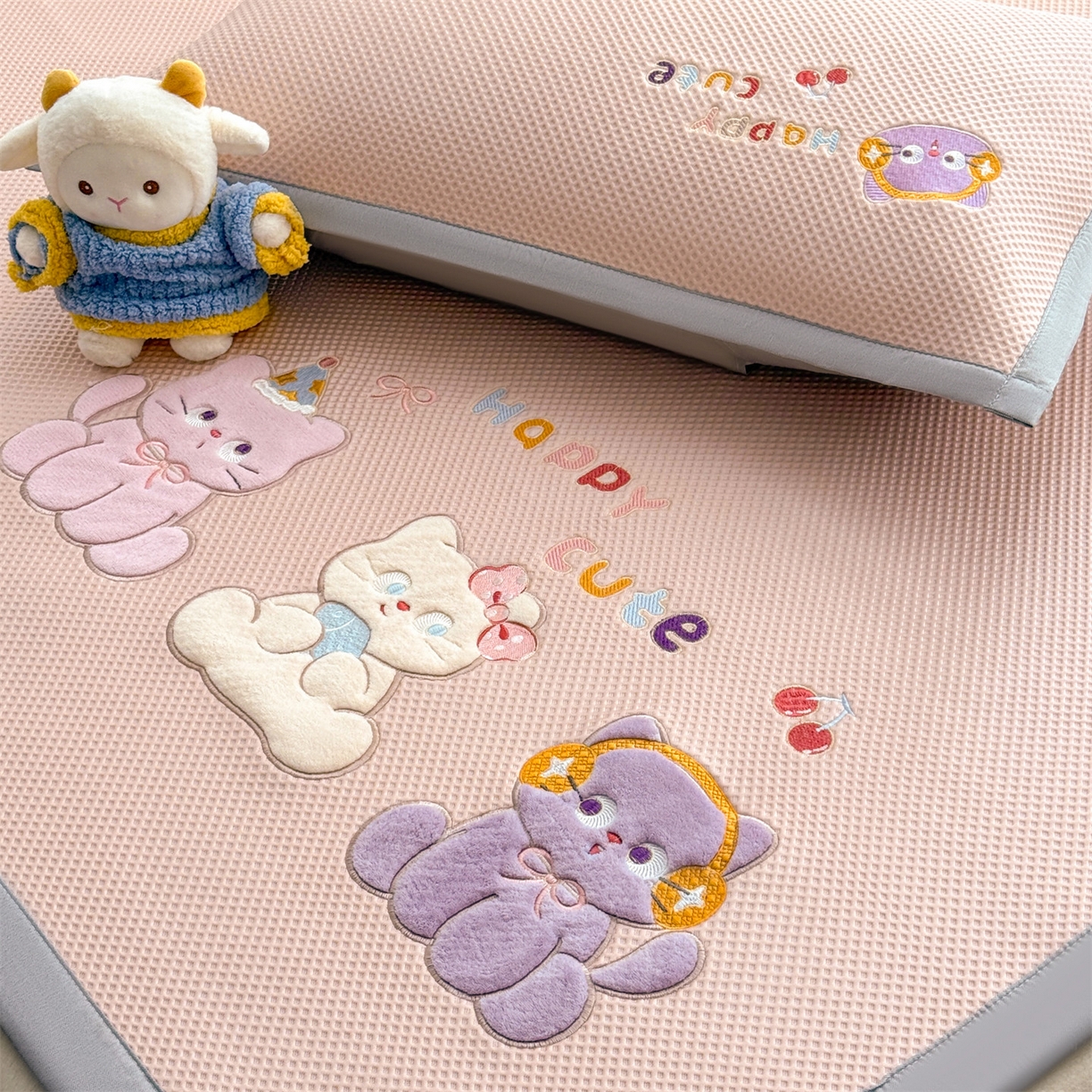 91家纺网 家纺一手货源 找家纺 布凡家居 2026新款高端A类PE高分子冰丝凉席卡通贴布凉席冰豆豆软凉席 小猫乐园-粉