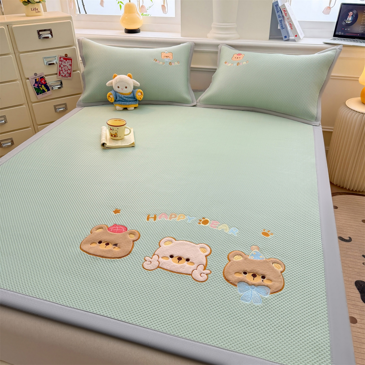 91家纺网 家纺一手货源 找家纺 布凡家居 2026新款高端A类PE高分子冰丝凉席卡通贴布凉席冰豆豆软凉席 熊熊世界-青