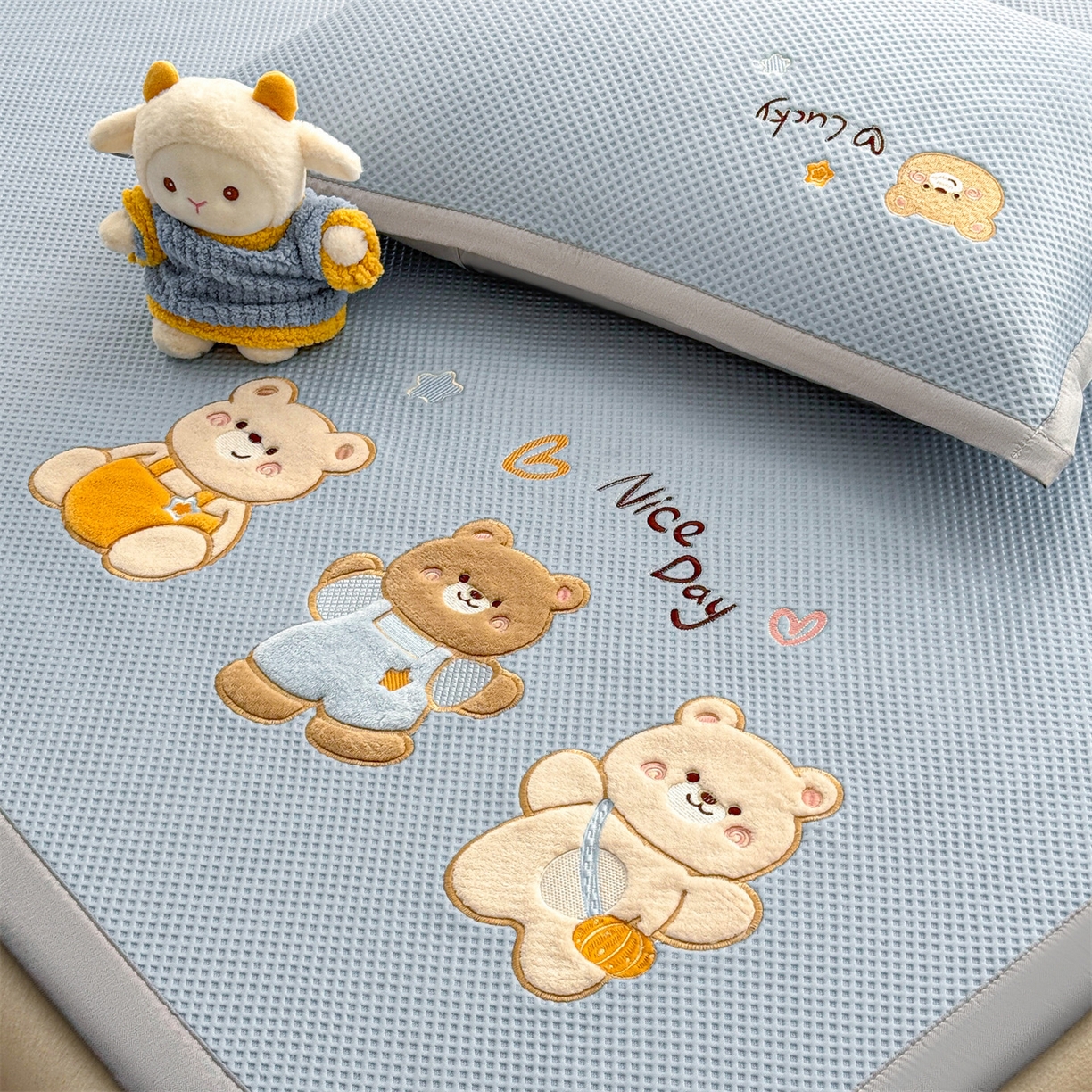 91家纺网 家纺一手货源 找家纺 布凡家居 2026新款高端A类PE高分子冰丝凉席卡通贴布凉席冰豆豆软凉席 天真小熊-兰