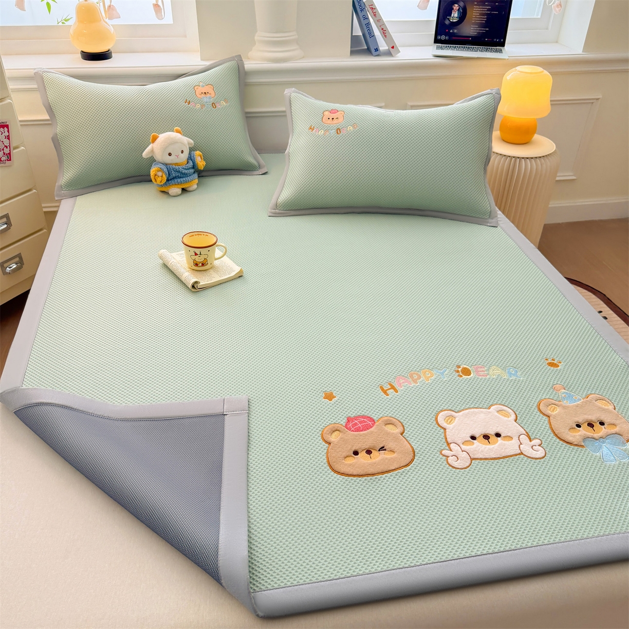 91家纺网 家纺一手货源 找家纺 布凡家居 2026新款高端A类PE高分子冰丝凉席卡通贴布凉席冰豆豆软凉席 熊熊世界-青